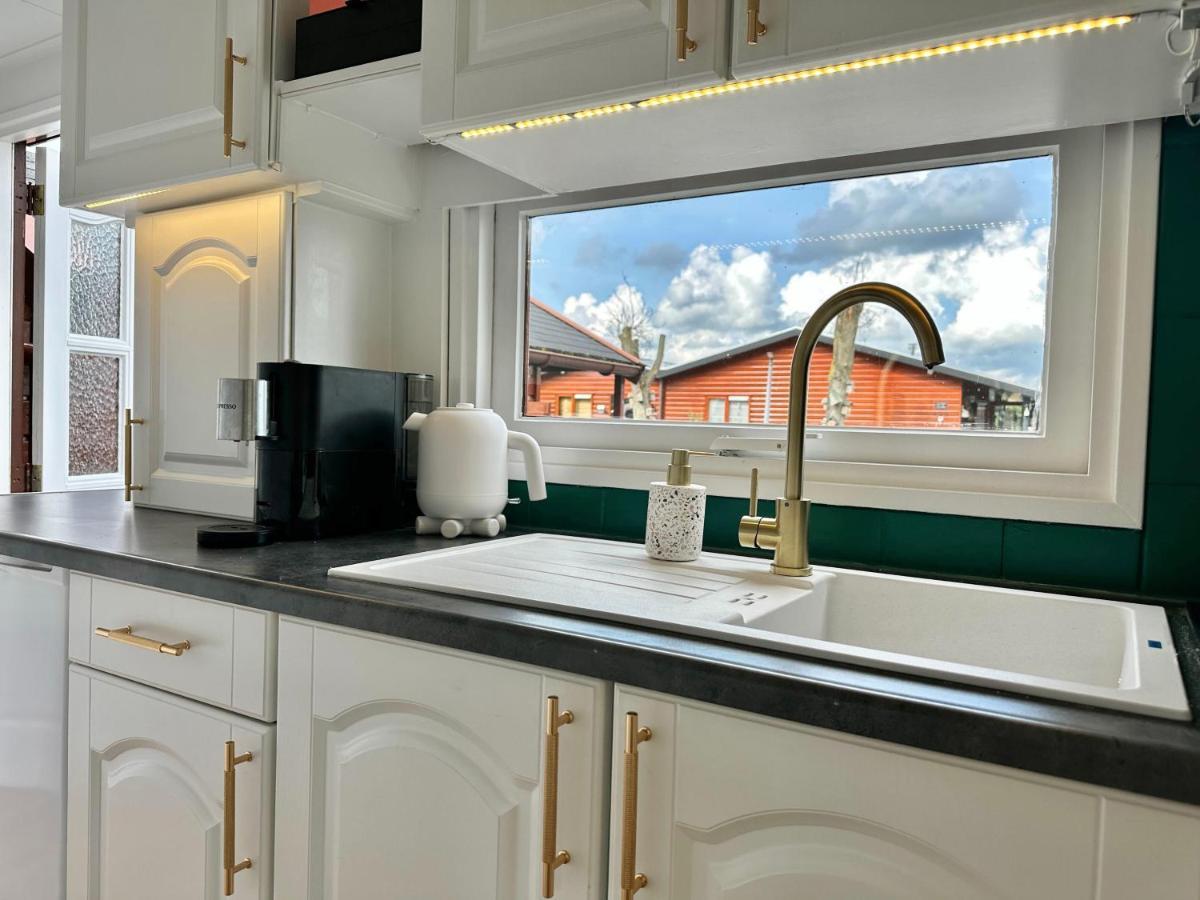 Gezellig Chalet Met 2 Slaapkamers En Zicht Op Het Water Erm Exterior foto