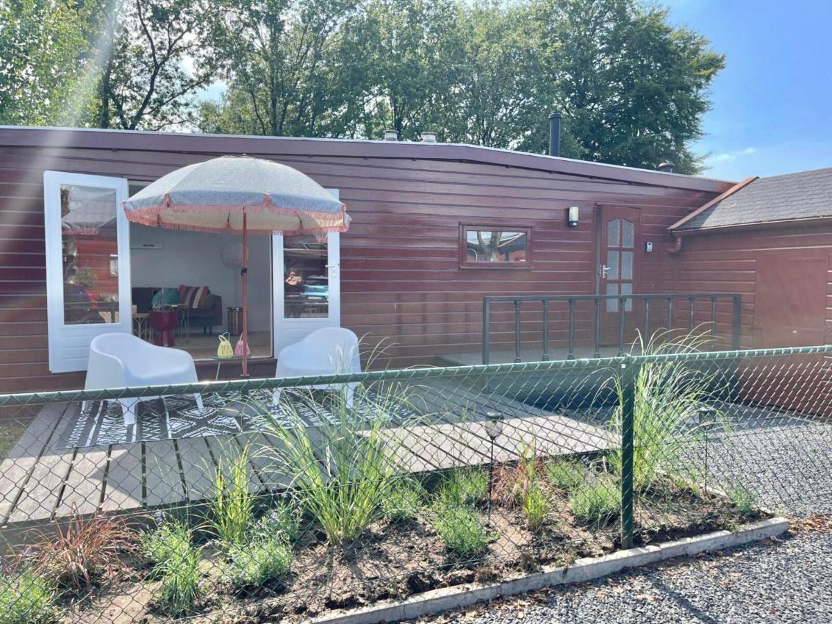 Gezellig Chalet Met 2 Slaapkamers En Zicht Op Het Water Erm Exterior foto